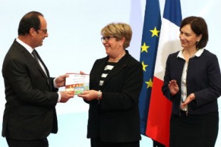 François Hollande, avec Danielle Bousquet, présidente du HCE, et Laurence Rossignol, ministre des familles, de l’enfance et des droits des femmes