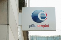 Pour lutter contre le chômage des jeunes, le ministre du Travail Xavier Bertrand appelle les collectivités à collaborer en matière de contrats aidés et d'apprentissage.