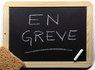 Grève inscrit à la craie sur une ardoise