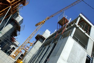 Construction HLM en contre-plongée