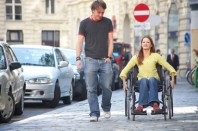 jeune femme en chaise roulante avec un ami