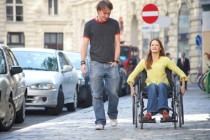 jeune femme en chaise roulante avec un ami