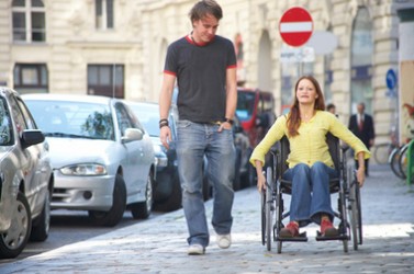 jeune femme en chaise roulante avec un ami