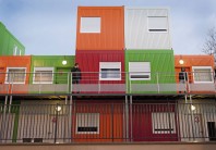 En 2012, Montreuil décide de créer des appartements « passerelles » pour accueillir les familles et fait construire 22 logements modulaires.