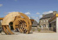 A Trébédan, l’école « œuvre d’art » Le Blé en herbe, en partie financée par la Fondation de France, a ouvert ses portes en septembre 2015.