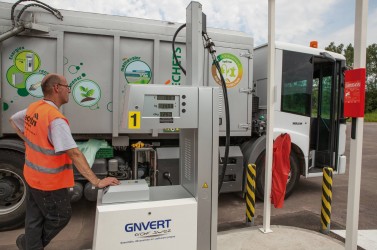 Environ 40 véhicules  du Sydeme roulent au gaz. En fonction du prix du gazole, l’économie de carburant varie entre 5 000 et 10 000 € par an et par poids lourd.