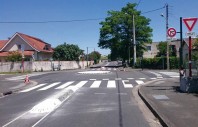 Constatant que trop de signalisation amoindrissait la vigilance, la métropole de Bordeaux a fait le choix de transformer nombre de ses carrefours en giratoires.