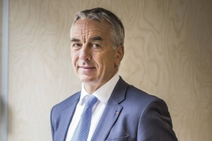 JEAN LUC RIGAUT, MAIRE de Annecy et président de l' ADCF, dans les locaux de lAssemblée des Communautés de France A.D.C.F 