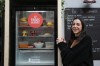 Chaque jour, une cinquantaine de personnes profitent des dons de nourriture. Au vu de la demande, un second appareil a été installé dans le quartier.