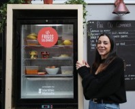 Chaque jour, une cinquantaine de personnes profitent des dons de nourriture. Au vu de la demande, un second appareil a été installé dans le quartier.