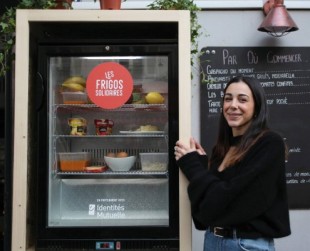 Chaque jour, une cinquantaine de personnes profitent des dons de nourriture. Au vu de la demande, un second appareil a été installé dans le quartier.