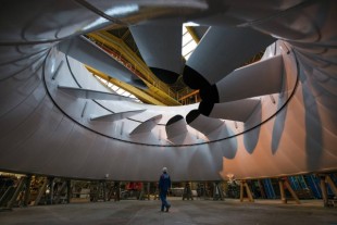 Hydrolienne : turbine sous-marine produisant de l'électricité grâce aux courants.