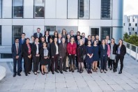 Photo de groupe de la première promotion (Jules Verne) d'élèves ingénieurs en chef territoriaux de l’Inet, 2017-2018.