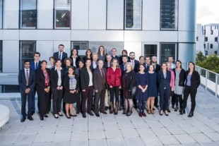 Photo de groupe de la première promotion (Jules Verne) d'élèves ingénieurs en chef territoriaux de l’Inet, 2017-2018.