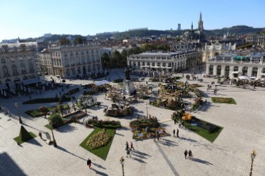Le jardin éphémère de Nancy de 2015 a été conçu sur le plan de la ville jumelée de Karlsruhe et sur le thème des réseaux.