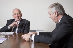 Anicet Le Pors, conseiller d’Etat honoraire et ancien ministre de la Fonction publique (1981-1984), et François Sauvadet, président du conseil général de la Côte-d’Or et ancien ministre de la Fonction publique (2011-2012), réunit pour un face à face sur le statut de la fonction publique.