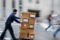 Livreur poussant un chariot avec des cartons