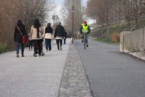 Bande en galets entre le cheminement piéton et l'espace cyclable. Par endroit, les galets ont été sciés pour faciliter les franchissements, notamment par les personnes en fauteuil roulant