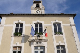 Mairie avec drapeaux