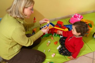 Nourrice jouant avec enfant