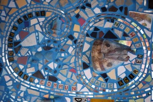 mosaïque avec slogan sur les biens communs