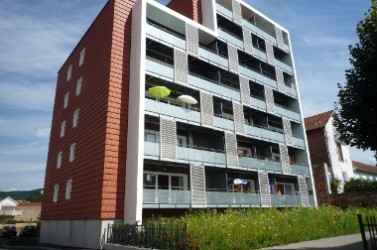 Miser sur le bois n’empêche pas d’opter pour un design très contemporain et de masquer le matériau de l’extérieur.