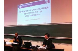 De gauche à droite: Pierre N'Gahane, secrétaire général du CIPD, et Hervé Jouanneau (journaliste)