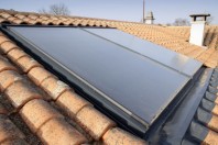 Panneaux solaires sur unr toit de maison