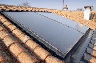 Panneaux solaires sur unr toit de maison