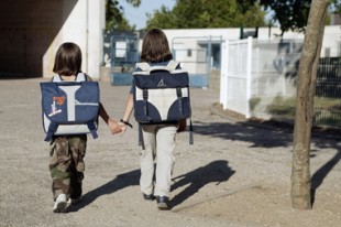 Deux élèves de retour de l'école
