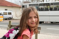 Jeune fille prenant le bus scolaire