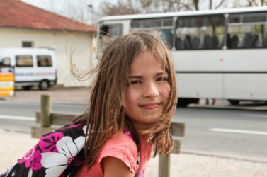 Jeune fille prenant le bus scolaire