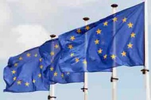 3 drapeaux européens dans le vent