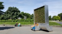 Panneau équipé de plante éliminant la pollution et installé par une start up allemande qui peut suivre en temps réel et à distance,  son état et ses performances.
