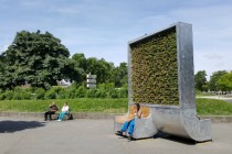 Panneau équipé de plante éliminant la pollution et installé par une start up allemande qui peut suivre en temps réel et à distance,  son état et ses performances.