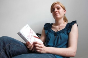 Aurélie Boullet, auteure du brûlot "Absolument dé-bor-dée ! ou le paradoxe du fonctionnaire", sous le pseudonyme de Zoé Shepard.