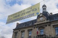 Une banderole « Je me bouge pour ma ville contre les trafics » est installée devant la mairie de Saint-Ouen depuis mi-janvier 2014.