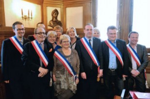 Steeve Briois, le 30 mars 2014, avec son équipe.