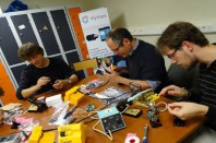 personnes soudant dans le cadre du projet Capteurs citoyens