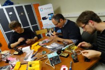 personnes soudant dans le cadre du projet Capteurs citoyens