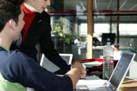 Colégue de bureau homme-femme