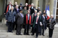 La commission Stiglitz au complet, en 2008, avec, au centre, Amartya Sen, Jean-Paul Fitoussi, et Joseph Stiglitz