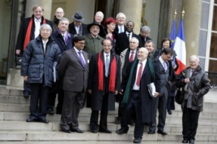 La commission Stiglitz au complet, en 2008, avec, au centre, Amartya Sen, Jean-Paul Fitoussi, et Joseph Stiglitz