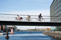 Depuis 2005, Copenhague a investi 1,6 milliard d'euros en faveur du vélo, construisant notamment une piste cyclable aérienne qui traverse la ville.