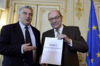 Frédéric Cuvillier, ministre chargé des transports, et Philippe Duron, président de la commission Mobilité 21, lors de la remise du rapport le 27 juin