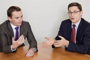 Olivier Dussopt (à gauche), vice-président de la Fédération nationale des élus socialistes et républicains, et Philippe Dallier (à droite), vice-président du groupe UMP au Sénat.