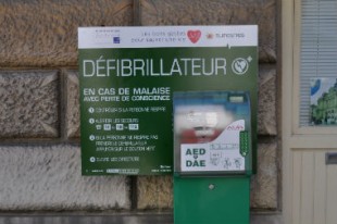defibrillateur-UNE
