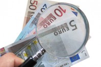 billets regardés à la loupe