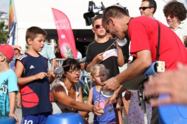 Festival des Jazz 2014. Plastico-fanfare sur le village des Jazz.