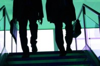 Silhouettes avec attaché-case en contre-jour